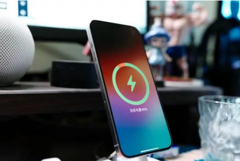 囊谦苹果15换屏服务分享用什么充电器给iPhone15充电更好 